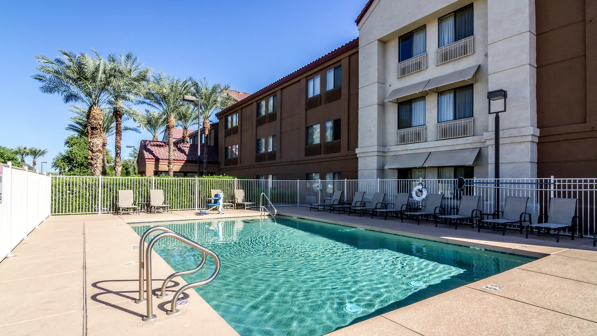 Red Roof Inn Plus+ Tempe - Phoenix Airport Hotel